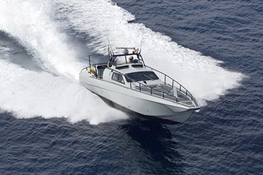 Når båden planer bliver modstanden mindre.