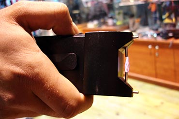 I en stun gun løber en lille strøm, men spændingen er stor.