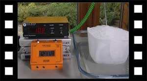 Isen har en temperatur på O grader celsius mens den smelter.