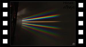 Hvidt lys sendes gennem gitter