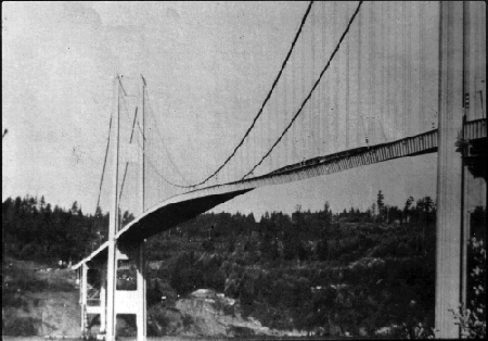 Tacoma Narrows Bridge i Washington i USA kollapsede kun 4 måneder efter opførelsen pga. resonans.