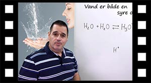 Vand er både en syre og en base.
