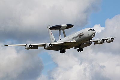 AWACS-fly (Airborne Warning And Control System) Radar.