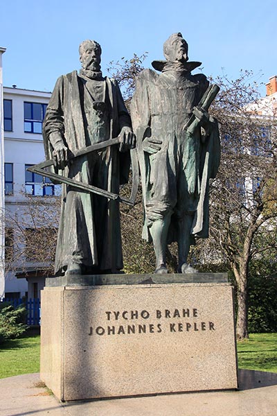 Statue af Tycho Brahe og Johannes Kepler i Pragh.