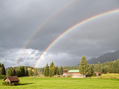 Brydning i vanddråber danner en regnbue