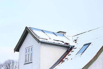 Mange private husejere har fået og får løbende tilskud til solcellestrøm. Snedækket gør solcellerne dog ikke gavn.